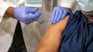Почти 138 000 души във Великобритания са ваксинирани срещу коронавируса