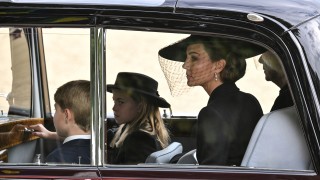 За кралските особи по света важат различни правила от тези