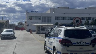 Миризма на сероводород наложи евакуация на завод в Карнобат