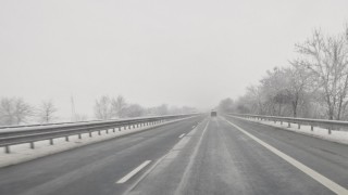 Стотици тежкотоварни автомобили са блокирани на пътя Е79 в посока