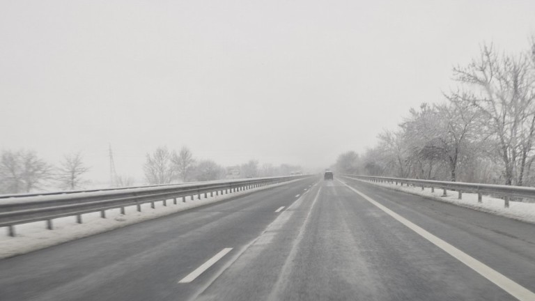 Стотици тежкотоварни автомобили са блокирани на пътя в посока "Дунав мост 2"