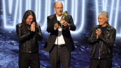 Как изглеждат Nirvana днес: групата прие специална награда на MTV VMAs