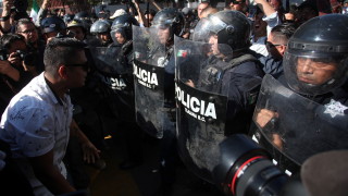 Стотици демонстранти протестираха в мексиканския град Тихуана заради кервана от