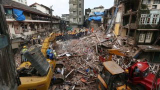 Броят на жертвите след рухването на 6 етажна сграда в индийския