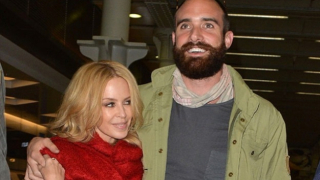 Кайли Миноуг се разтапя в прегръдките на младия си мъж (СНИМКА)