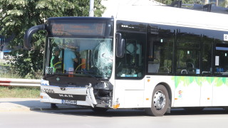 Автобус на градския транспорт помете седем коли в София съобщава