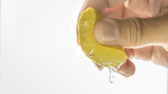 Как да изстискаме лимон, без да го режем