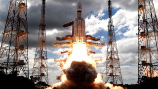 Всички системи на индийски космически кораб който се насочва към