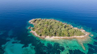 Трима моряци бяха спасени след като прекараха седмица на безлюден остров в