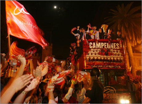 Севиля отпразнува трофея с над 20 хиляди привърженици