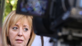 Мая Манолова беше замервана с яйца и домати на плаж