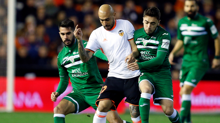 Валенсия измъкна трудна победа у дома