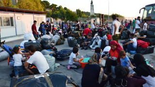 Кораб превозващ над 780 мигранти които са били в лагер