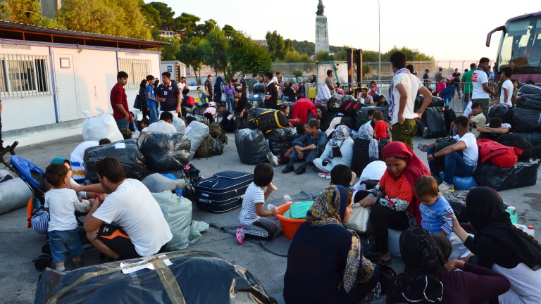 Гърция предислоцира още стотици мигранти от Лесбос в Солун