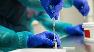 Още не се знае дали ваксината предпазва от предаване на коронавирус