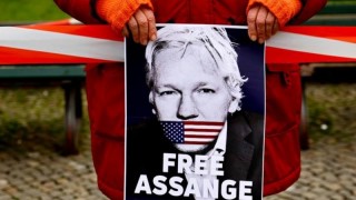 Асандж излезе от затвора, отлетя за американски остров в Тихия океан