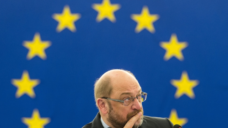 Шефът на Европарламента обвини Меркел, че се проваля в приема на бежанците