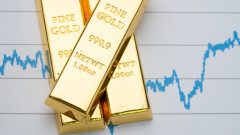 Златото слабо поскъпва с отслабването на долара