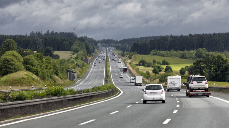 Защо най-богатата държава в Източна Европа е пестила пари за нови магистрали?
