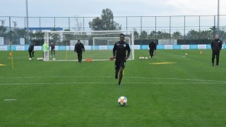 Нов футболист на проби в Берое Това е Теди Мезак