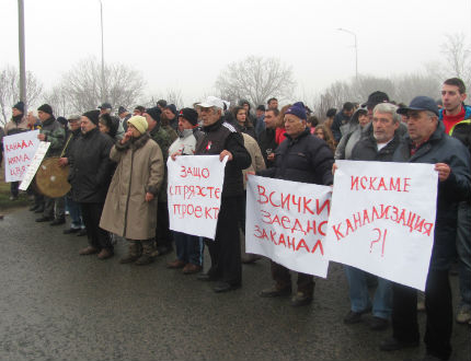 Русенци блокираха пътя Русе-София - искат канализация