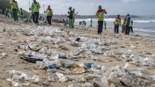 Плажовете на Бали заринати от боклуци