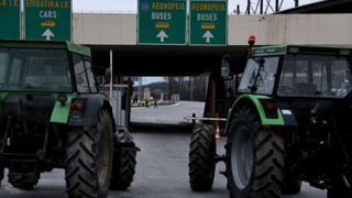 Гръцките фермери се чудят дали да блокират границата