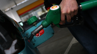 Под 1 долар за галон падна цената на бензина  в САЩ   