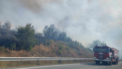 Пожар затруднява движението по АМ Струма край Бобошево