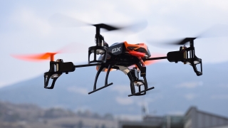 Великобритания забрани дроновете около летищата си