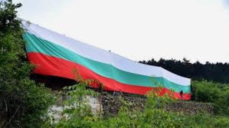 Мащабно знаме, ушито от затворнички, се развя над Сливен