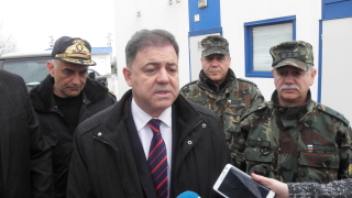 Ненчев занесе козунаци и яйца на охраняващите границата военни
