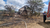 Пожар обхвана къща и стопански постройки край бургаско село