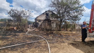 Пожар обхвана къща и стопански постройки край бургаско село