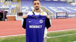 Централният защитник с над 45 мача в Лига 1 и