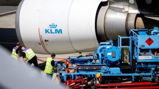 Авиокомпанията KLM обяви че временно спира полетите между Амстердам и