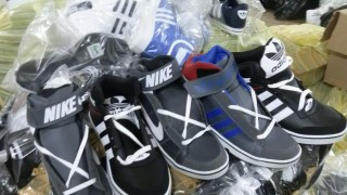 Задържаха над 11 600 текстилни изделия спортни обувки и аксесоари