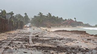 Ураганът Берил достигна мексиканското крайбрежие близо до популярни плажни дестинации