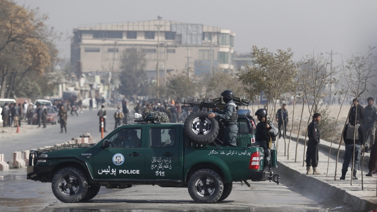 Десетки загинали при самоубийствен атентат в джамия в Кабул
