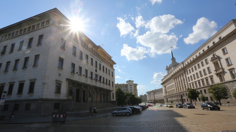 Българската народна банка понижава основния лихвен процент до 3,79%.
Намалението влиза