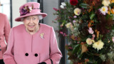 Кралица Елизабет Втора, тържествата за Коледа и наистина ли мери теглото на гостите си