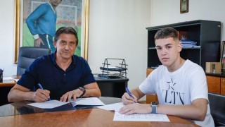 Юношата на Левски Огнян Владимиров подписа професионален контракт с родния