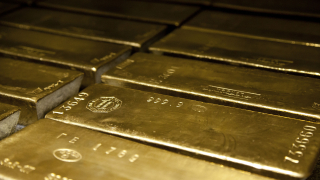 Златото поскъпва, доларът пада на фона на геополитическото напрежение