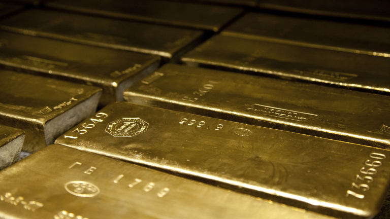 Златото поскъпва, доларът пада на фона на геополитическото напрежение