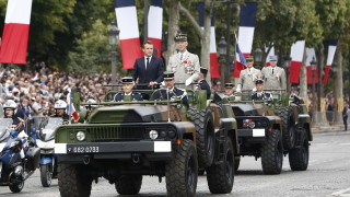 Пищен парад на Деня на Бастилията в Париж показа европейското военно сътрудничество