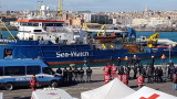 Италия позволи на кораб с 82 мигранти да акостира в Лампедуза