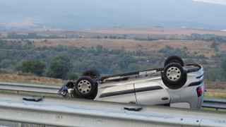 Лек автомобил се обърна по таван на АМ Струма съобщава