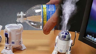 R2-D2 овлажнява въздуха с глътка вода