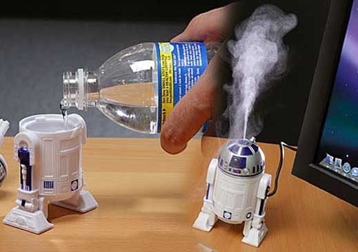 R2-D2 овлажнява въздуха с глътка вода