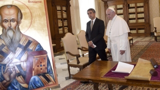 Папата критикува Запада за "демократизирането" по собствен модел на страни като Ирак и Либия